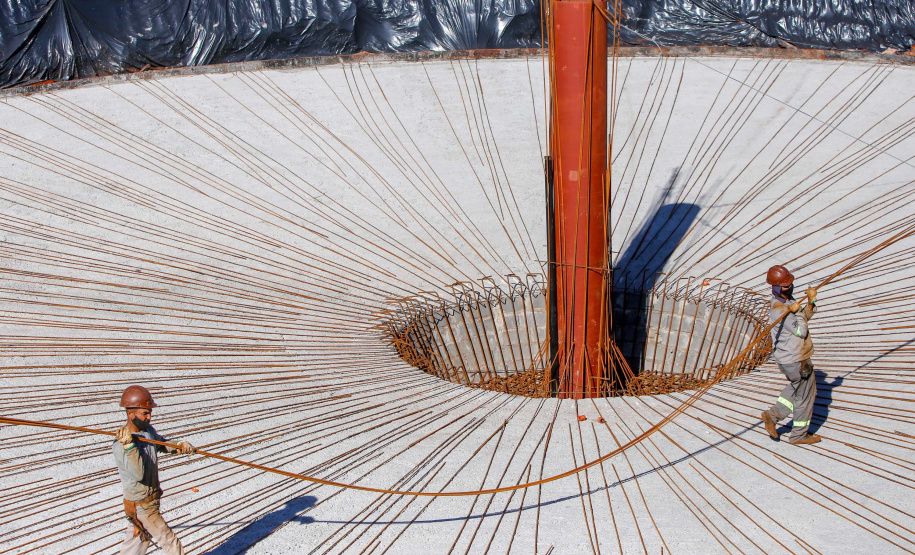 Do alto, o grande receptor circular em construção pela Companhia de Saneamento do Paraná (Sanepar) chama atenção. Ele é peça-chave na ampliação da Estação de Tratamento de Esgoto (ETE) Norte, em Londrina, na Região Norte do Paraná. Foto Gilson Abreu