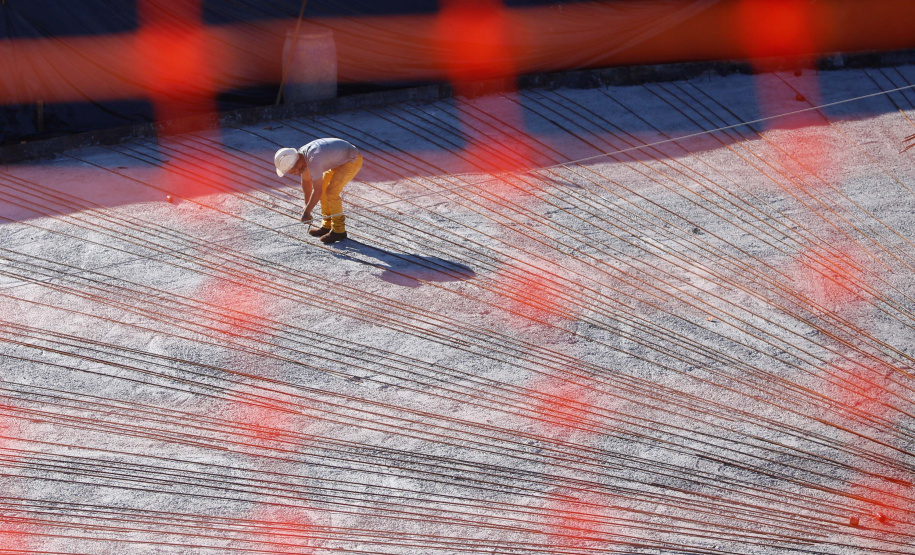 Do alto, o grande receptor circular em construção pela Companhia de Saneamento do Paraná (Sanepar) chama atenção. Ele é peça-chave na ampliação da Estação de Tratamento de Esgoto (ETE) Norte, em Londrina, na Região Norte do Paraná. Foto Gilson Abreu