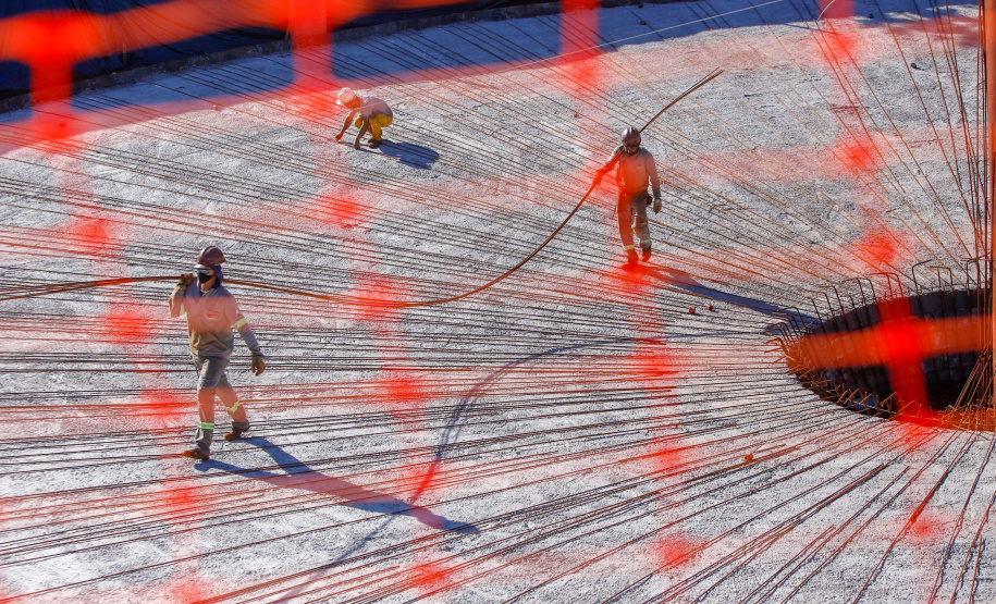 Do alto, o grande receptor circular em construção pela Companhia de Saneamento do Paraná (Sanepar) chama atenção. Ele é peça-chave na ampliação da Estação de Tratamento de Esgoto (ETE) Norte, em Londrina, na Região Norte do Paraná. Foto Gilson Abreu