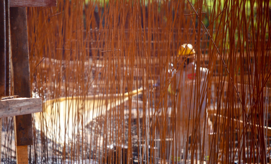Do alto, o grande receptor circular em construção pela Companhia de Saneamento do Paraná (Sanepar) chama atenção. Ele é peça-chave na ampliação da Estação de Tratamento de Esgoto (ETE) Norte, em Londrina, na Região Norte do Paraná. Foto Gilson Abreu
