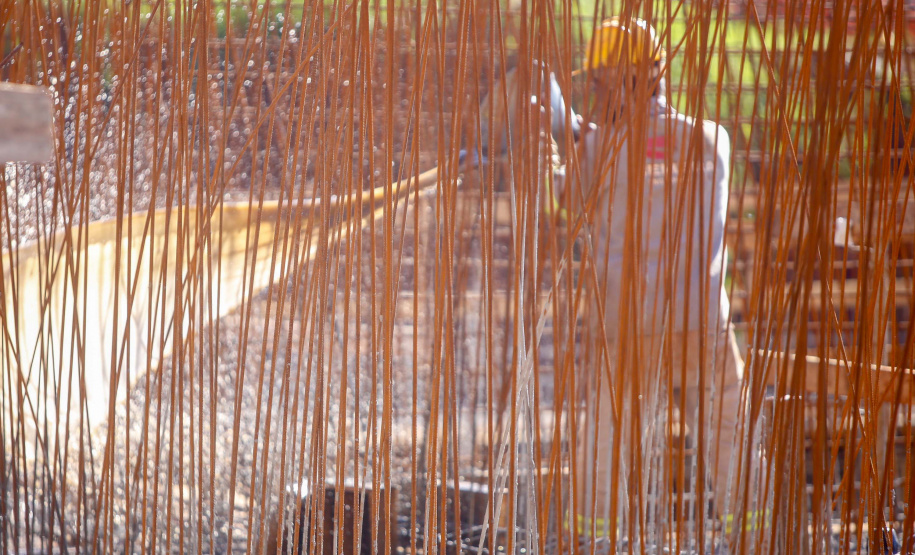 Do alto, o grande receptor circular em construção pela Companhia de Saneamento do Paraná (Sanepar) chama atenção. Ele é peça-chave na ampliação da Estação de Tratamento de Esgoto (ETE) Norte, em Londrina, na Região Norte do Paraná. Foto Gilson Abreu