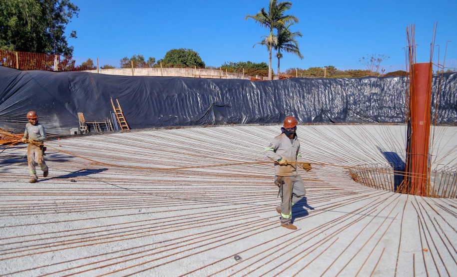 Do alto, o grande receptor circular em construção pela Companhia de Saneamento do Paraná (Sanepar) chama atenção. Ele é peça-chave na ampliação da Estação de Tratamento de Esgoto (ETE) Norte, em Londrina, na Região Norte do Paraná. Foto Gilson Abreu
