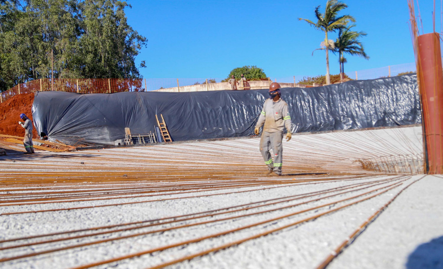 Do alto, o grande receptor circular em construção pela Companhia de Saneamento do Paraná (Sanepar) chama atenção. Ele é peça-chave na ampliação da Estação de Tratamento de Esgoto (ETE) Norte, em Londrina, na Região Norte do Paraná. Foto Gilson Abreu