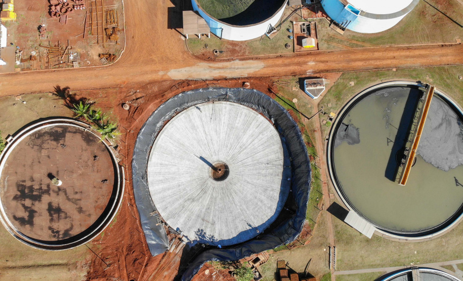 Do alto, o grande receptor circular em construção pela Companhia de Saneamento do Paraná (Sanepar) chama atenção. Ele é peça-chave na ampliação da Estação de Tratamento de Esgoto (ETE) Norte, em Londrina, na Região Norte do Paraná. Foto Gilson Abreu
