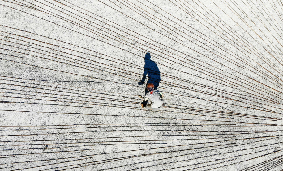 Do alto, o grande receptor circular em construção pela Companhia de Saneamento do Paraná (Sanepar) chama atenção. Ele é peça-chave na ampliação da Estação de Tratamento de Esgoto (ETE) Norte, em Londrina, na Região Norte do Paraná. Foto Gilson Abreu