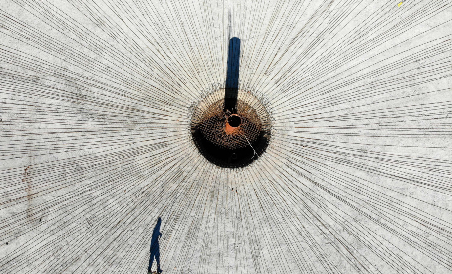 Do alto, o grande receptor circular em construção pela Companhia de Saneamento do Paraná (Sanepar) chama atenção. Ele é peça-chave na ampliação da Estação de Tratamento de Esgoto (ETE) Norte, em Londrina, na Região Norte do Paraná. Foto Gilson Abreu