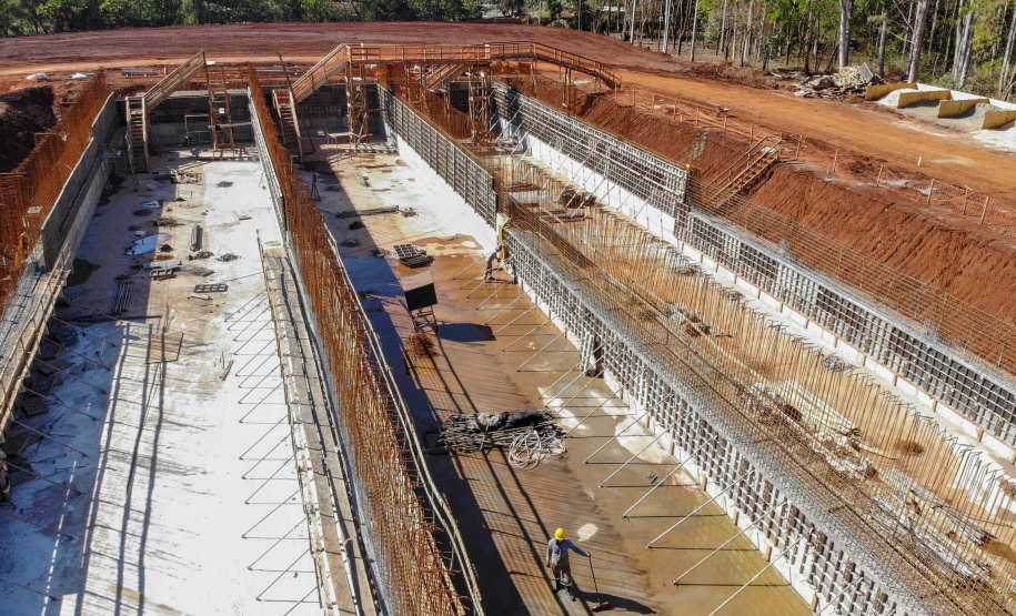 Do alto, o grande receptor circular em construção pela Companhia de Saneamento do Paraná (Sanepar) chama atenção. Ele é peça-chave na ampliação da Estação de Tratamento de Esgoto (ETE) Norte, em Londrina, na Região Norte do Paraná. Foto Gilson Abreu