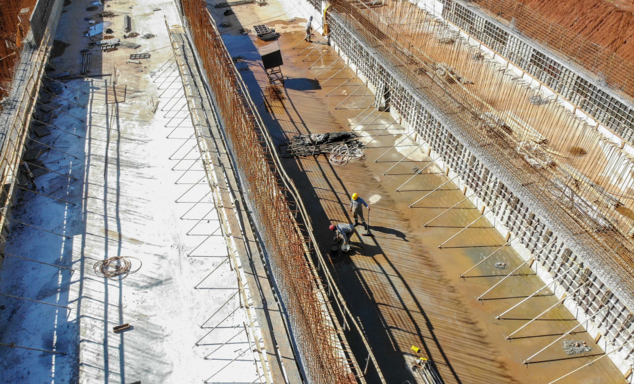Do alto, o grande receptor circular em construção pela Companhia de Saneamento do Paraná (Sanepar) chama atenção. Ele é peça-chave na ampliação da Estação de Tratamento de Esgoto (ETE) Norte, em Londrina, na Região Norte do Paraná. Foto Gilson Abreu