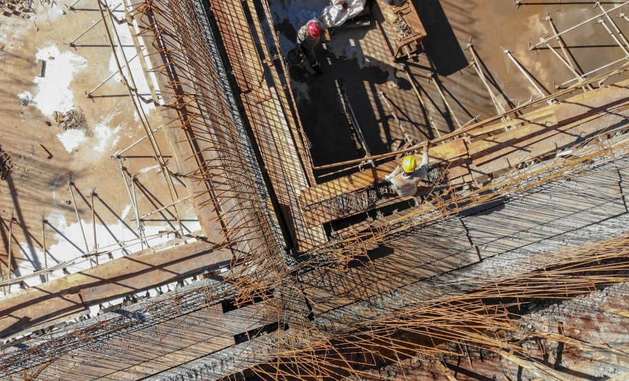 Do alto, o grande receptor circular em construção pela Companhia de Saneamento do Paraná (Sanepar) chama atenção. Ele é peça-chave na ampliação da Estação de Tratamento de Esgoto (ETE) Norte, em Londrina, na Região Norte do Paraná. Foto Gilson Abreu