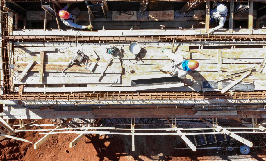 Do alto, o grande receptor circular em construção pela Companhia de Saneamento do Paraná (Sanepar) chama atenção. Ele é peça-chave na ampliação da Estação de Tratamento de Esgoto (ETE) Norte, em Londrina, na Região Norte do Paraná. Foto Gilson Abreu