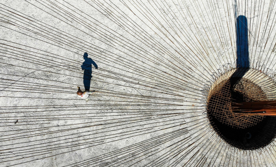 Do alto, o grande receptor circular em construção pela Companhia de Saneamento do Paraná (Sanepar) chama atenção. Ele é peça-chave na ampliação da Estação de Tratamento de Esgoto (ETE) Norte, em Londrina, na Região Norte do Paraná. Foto Gilson Abreu