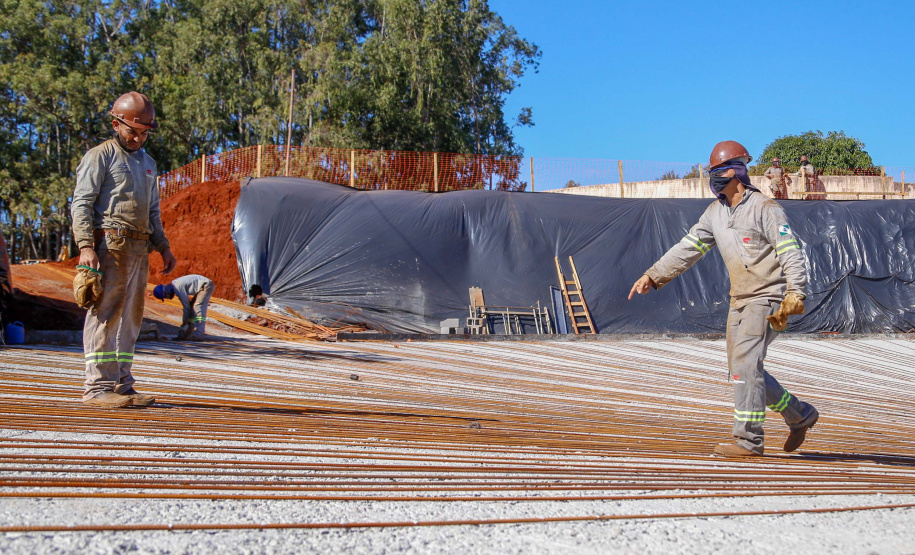 Do alto, o grande receptor circular em construção pela Companhia de Saneamento do Paraná (Sanepar) chama atenção. Ele é peça-chave na ampliação da Estação de Tratamento de Esgoto (ETE) Norte, em Londrina, na Região Norte do Paraná. Foto Gilson Abreu