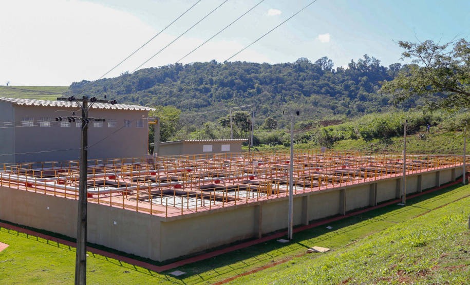 Do alto, o grande receptor circular em construção pela Companhia de Saneamento do Paraná (Sanepar) chama atenção. Ele é peça-chave na ampliação da Estação de Tratamento de Esgoto (ETE) Norte, em Londrina, na Região Norte do Paraná. Foto Gilson Abreu
