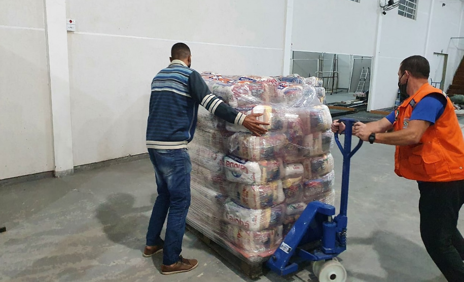 As cestas foram doadas pela Defesa Civil do Paraná e vão beneficiar principalmente haitianos, venezuelanos, cubanos e angolanos cadastrados no Ceim e em outros organismos de direitos humanos que atendem a esta população.
Foto: SEJUF