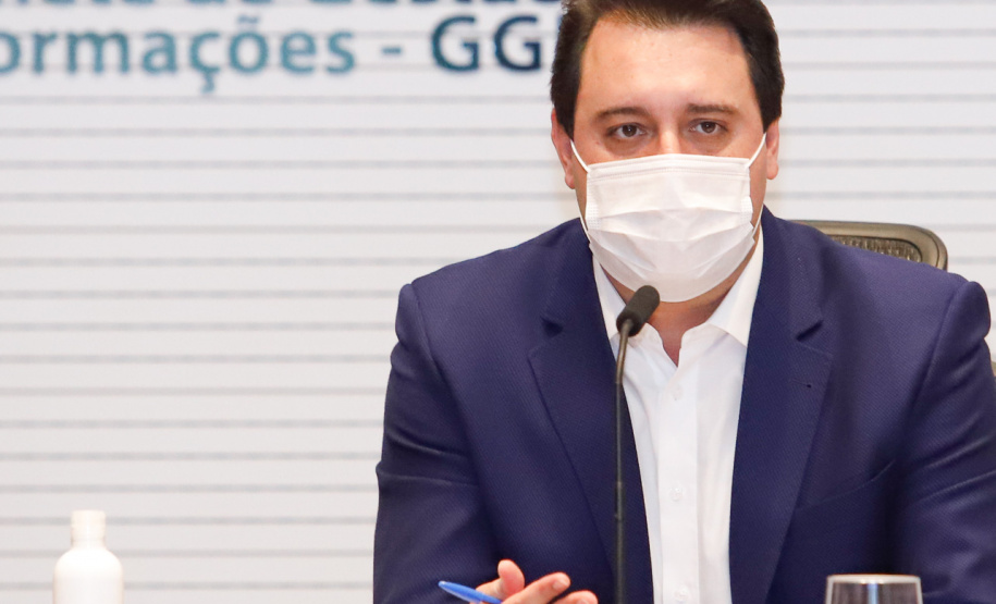 O governador Carlos Massa Ratinho Junior anunciou nesta terça-feira (30) uma série de medidas mais rigorosas para conter a evolução da pandemia do novo coronavírus no Paraná.