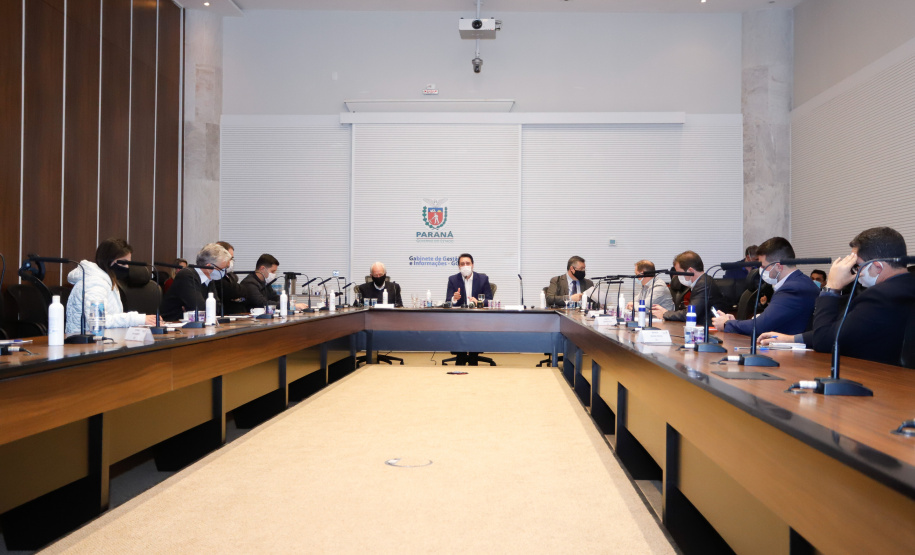 O governador Carlos Massa Ratinho Junior anunciou nesta terça-feira (30) uma série de medidas mais rigorosas para conter a evolução da pandemia do novo coronavírus no Paraná.