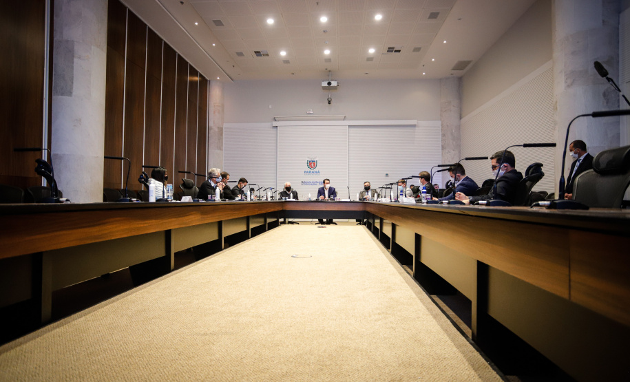 O governador Carlos Massa Ratinho Junior anunciou nesta terça-feira (30) uma série de medidas mais rigorosas para conter a evolução da pandemia do novo coronavírus no Paraná.