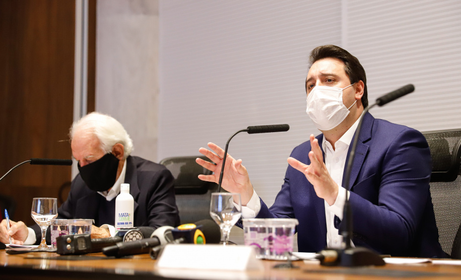O governador Carlos Massa Ratinho Junior anunciou nesta terça-feira (30) uma série de medidas mais rigorosas para conter a evolução da pandemia do novo coronavírus no Paraná.