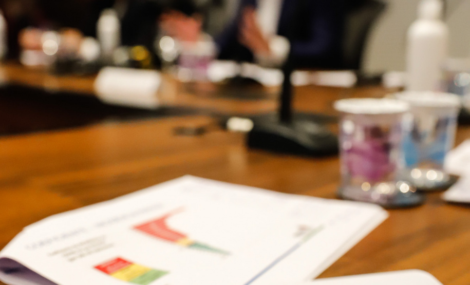 O governador Carlos Massa Ratinho Junior anunciou nesta terça-feira (30) uma série de medidas mais rigorosas para conter a evolução da pandemia do novo coronavírus no Paraná.