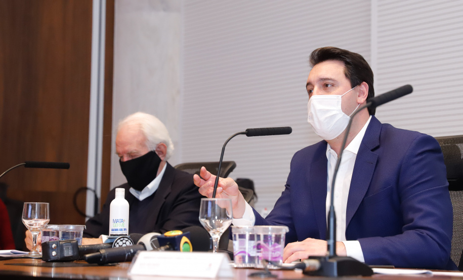 O governador Carlos Massa Ratinho Junior anunciou nesta terça-feira (30) uma série de medidas mais rigorosas para conter a evolução da pandemia do novo coronavírus no Paraná.