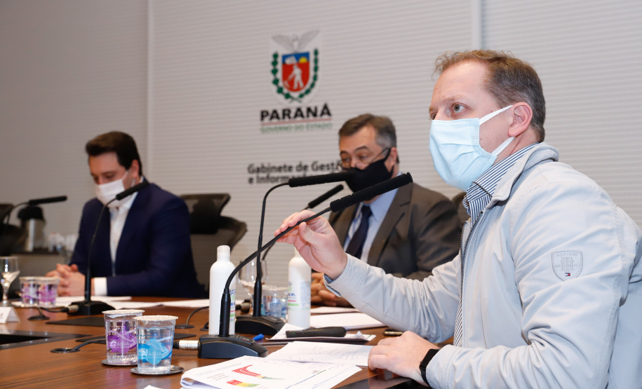 O governador Carlos Massa Ratinho Junior anunciou nesta terça-feira (30) uma série de medidas mais rigorosas para conter a evolução da pandemia do novo coronavírus no Paraná.