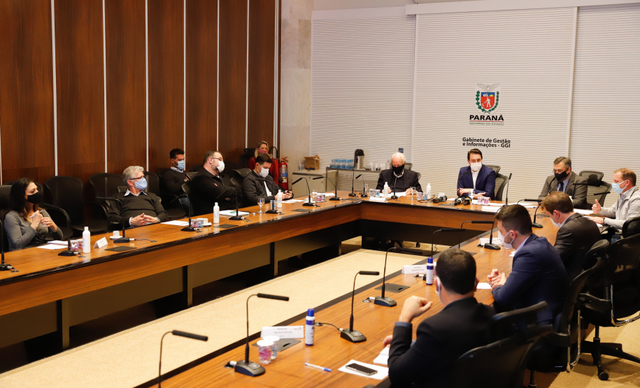 O governador Carlos Massa Ratinho Junior anunciou nesta terça-feira (30) uma série de medidas mais rigorosas para conter a evolução da pandemia do novo coronavírus no Paraná.