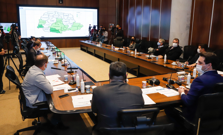 O governador Carlos Massa Ratinho Junior anunciou nesta terça-feira (30) uma série de medidas mais rigorosas para conter a evolução da pandemia do novo coronavírus no Paraná.