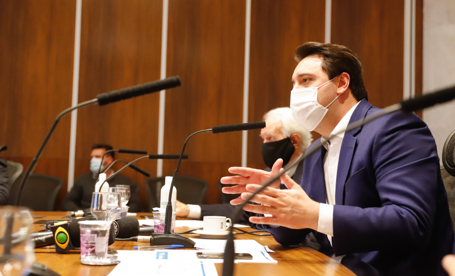 O governador Carlos Massa Ratinho Junior anunciou nesta terça-feira (30) uma série de medidas mais rigorosas para conter a evolução da pandemia do novo coronavírus no Paraná.