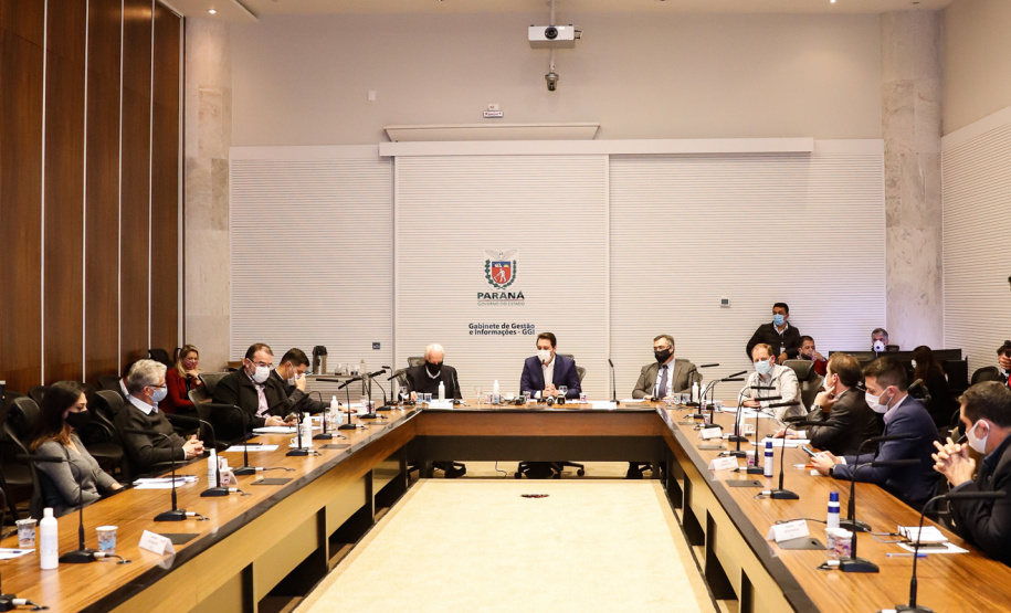 O governador Carlos Massa Ratinho Junior anunciou nesta terça-feira (30) uma série de medidas mais rigorosas para conter a evolução da pandemia do novo coronavírus no Paraná.