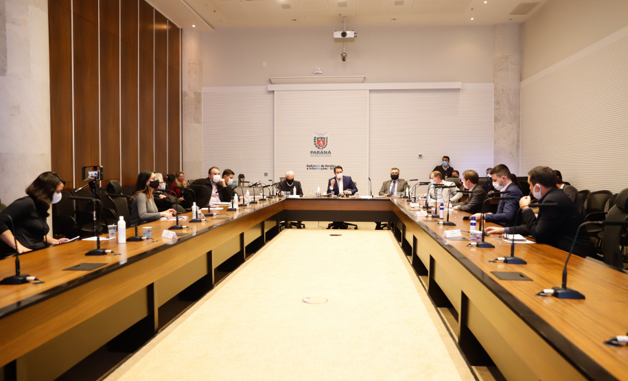 O governador Carlos Massa Ratinho Junior anunciou nesta terça-feira (30) uma série de medidas mais rigorosas para conter a evolução da pandemia do novo coronavírus no Paraná.
