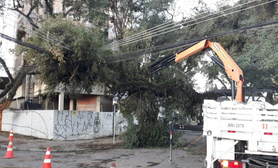 Copel tem 400 equipes em campo para restabelecer fornecimento
.Foto:Copel