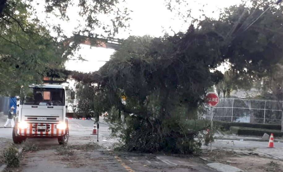 Copel tem 400 equipes em campo para restabelecer fornecimento.Foto:Copel