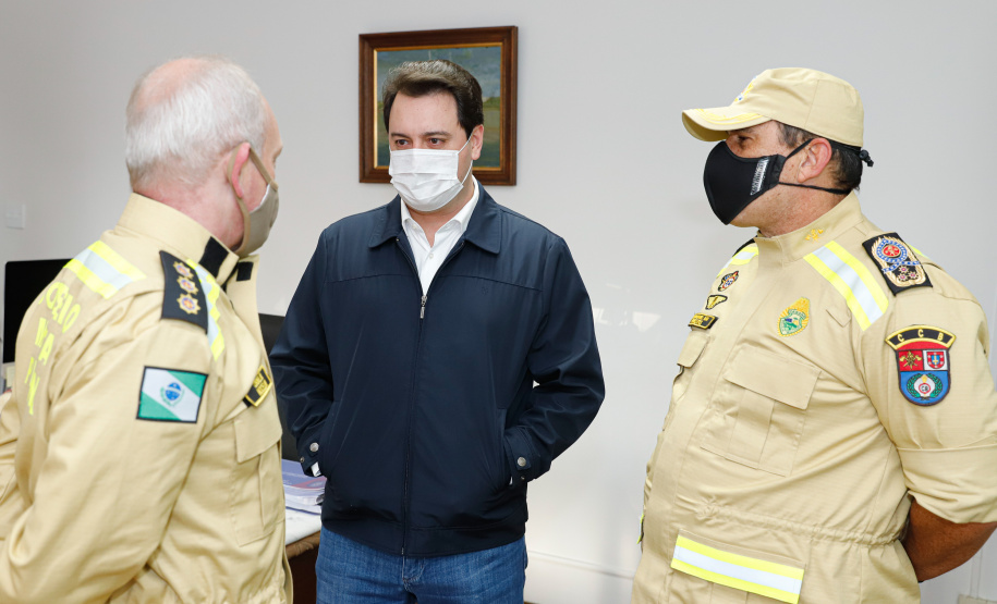 O governador Carlos Massa Ratinho Junior visitou nesta quinta-feira (2) a sede do Comando do Corpo de Bombeiros do Paraná, em Curitiba, e agradeceu o trabalho desempenhado pelas equipes da corporação durante a pandemia provocada pelo novo coronavírus e o ciclone extratropical que atingiu o Sul do País nesta semana. Ele saudou a assistência rápida, a dedicação e a ajuda desses servidores nesse momento de dificuldade. Hoje é o Dia Nacional do Bombeiro.