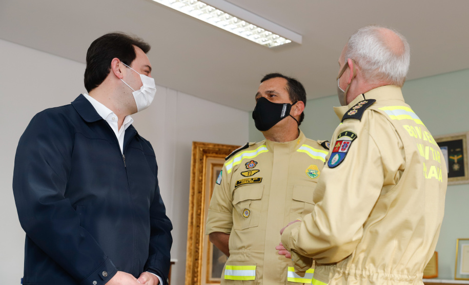 O governador Carlos Massa Ratinho Junior visitou nesta quinta-feira (2) a sede do Comando do Corpo de Bombeiros do Paraná, em Curitiba, e agradeceu o trabalho desempenhado pelas equipes da corporação durante a pandemia provocada pelo novo coronavírus e o ciclone extratropical que atingiu o Sul do País nesta semana. Ele saudou a assistência rápida, a dedicação e a ajuda desses servidores nesse momento de dificuldade. Hoje é o Dia Nacional do Bombeiro.