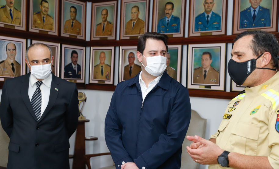 O governador Carlos Massa Ratinho Junior visitou nesta quinta-feira (2) a sede do Comando do Corpo de Bombeiros do Paraná, em Curitiba, e agradeceu o trabalho desempenhado pelas equipes da corporação durante a pandemia provocada pelo novo coronavírus e o ciclone extratropical que atingiu o Sul do País nesta semana. Ele saudou a assistência rápida, a dedicação e a ajuda desses servidores nesse momento de dificuldade. Hoje é o Dia Nacional do Bombeiro.