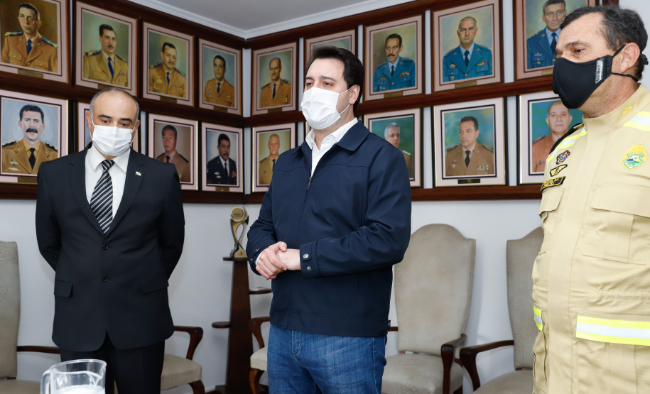 O governador Carlos Massa Ratinho Junior visitou nesta quinta-feira (2) a sede do Comando do Corpo de Bombeiros do Paraná, em Curitiba, e agradeceu o trabalho desempenhado pelas equipes da corporação durante a pandemia provocada pelo novo coronavírus e o ciclone extratropical que atingiu o Sul do País nesta semana. Ele saudou a assistência rápida, a dedicação e a ajuda desses servidores nesse momento de dificuldade. Hoje é o Dia Nacional do Bombeiro.