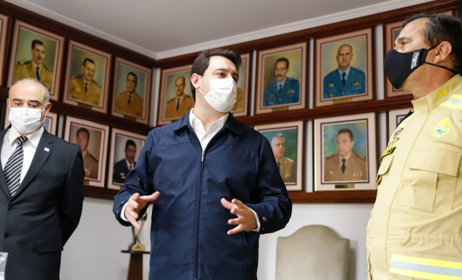 O governador Carlos Massa Ratinho Junior visitou nesta quinta-feira (2) a sede do Comando do Corpo de Bombeiros do Paraná, em Curitiba, e agradeceu o trabalho desempenhado pelas equipes da corporação durante a pandemia provocada pelo novo coronavírus e o ciclone extratropical que atingiu o Sul do País nesta semana. Ele saudou a assistência rápida, a dedicação e a ajuda desses servidores nesse momento de dificuldade. Hoje é o Dia Nacional do Bombeiro.