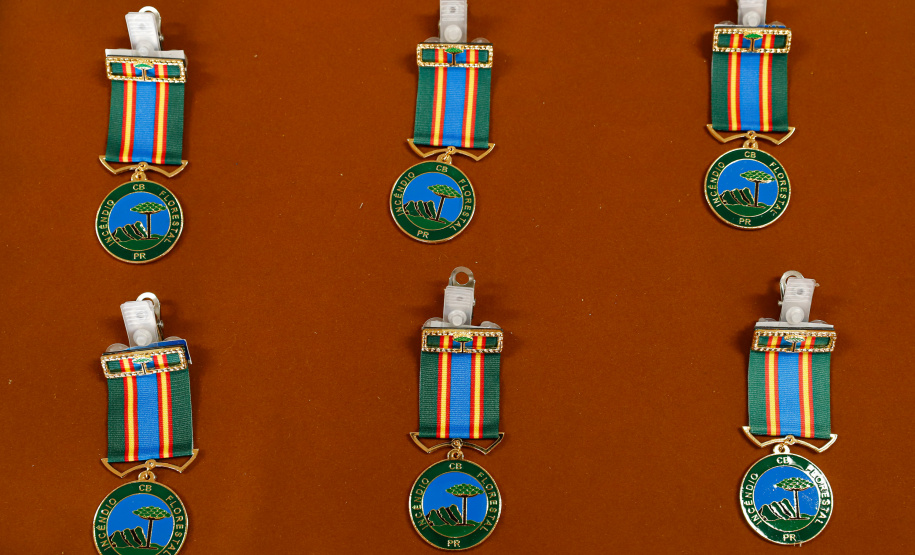 O governador Carlos Massa Ratinho Junior visitou nesta quinta-feira (2) a sede do Comando do Corpo de Bombeiros do Paraná, em Curitiba, e agradeceu o trabalho desempenhado pelas equipes da corporação durante a pandemia provocada pelo novo coronavírus e o ciclone extratropical que atingiu o Sul do País nesta semana. Ele saudou a assistência rápida, a dedicação e a ajuda desses servidores nesse momento de dificuldade. Hoje é o Dia Nacional do Bombeiro.