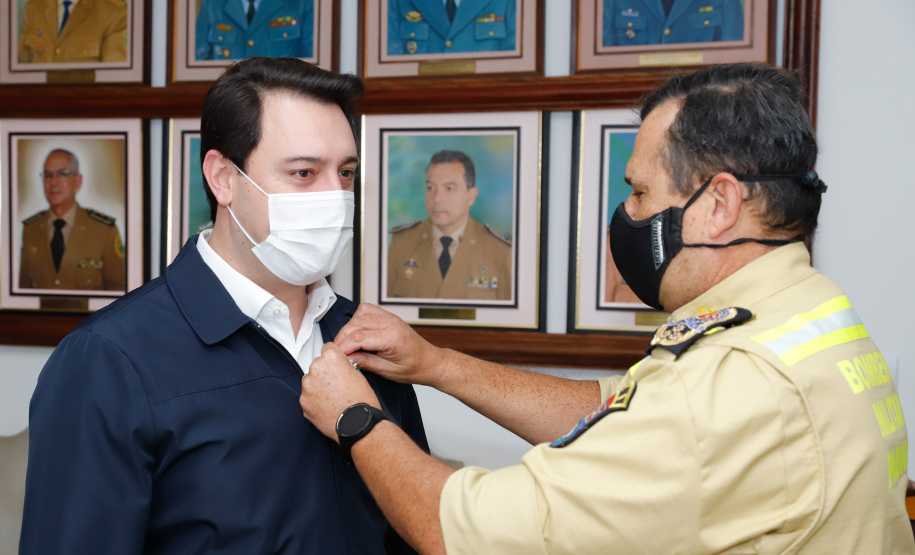 O governador Carlos Massa Ratinho Junior visitou nesta quinta-feira (2) a sede do Comando do Corpo de Bombeiros do Paraná, em Curitiba, e agradeceu o trabalho desempenhado pelas equipes da corporação durante a pandemia provocada pelo novo coronavírus e o ciclone extratropical que atingiu o Sul do País nesta semana. Ele saudou a assistência rápida, a dedicação e a ajuda desses servidores nesse momento de dificuldade. Hoje é o Dia Nacional do Bombeiro.