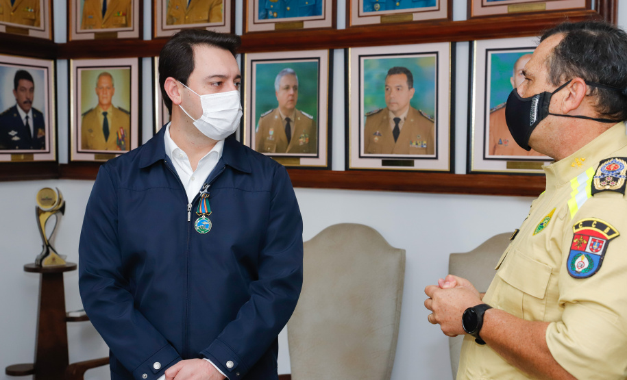 O governador Carlos Massa Ratinho Junior visitou nesta quinta-feira (2) a sede do Comando do Corpo de Bombeiros do Paraná, em Curitiba, e agradeceu o trabalho desempenhado pelas equipes da corporação durante a pandemia provocada pelo novo coronavírus e o ciclone extratropical que atingiu o Sul do País nesta semana. Ele saudou a assistência rápida, a dedicação e a ajuda desses servidores nesse momento de dificuldade. Hoje é o Dia Nacional do Bombeiro.