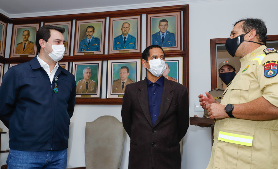 O governador Carlos Massa Ratinho Junior visitou nesta quinta-feira (2) a sede do Comando do Corpo de Bombeiros do Paraná, em Curitiba, e agradeceu o trabalho desempenhado pelas equipes da corporação durante a pandemia provocada pelo novo coronavírus e o ciclone extratropical que atingiu o Sul do País nesta semana. Ele saudou a assistência rápida, a dedicação e a ajuda desses servidores nesse momento de dificuldade. Hoje é o Dia Nacional do Bombeiro.