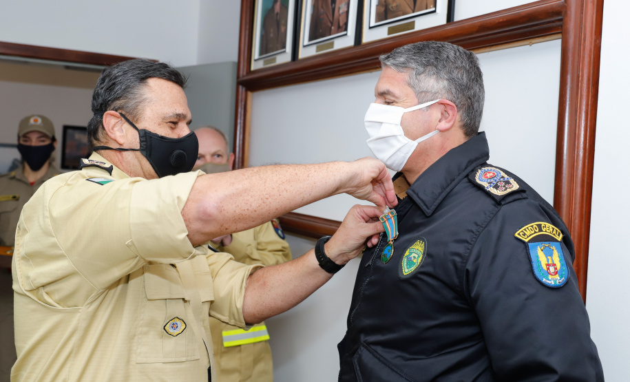 O governador Carlos Massa Ratinho Junior visitou nesta quinta-feira (2) a sede do Comando do Corpo de Bombeiros do Paraná, em Curitiba, e agradeceu o trabalho desempenhado pelas equipes da corporação durante a pandemia provocada pelo novo coronavírus e o ciclone extratropical que atingiu o Sul do País nesta semana. Ele saudou a assistência rápida, a dedicação e a ajuda desses servidores nesse momento de dificuldade. Hoje é o Dia Nacional do Bombeiro.