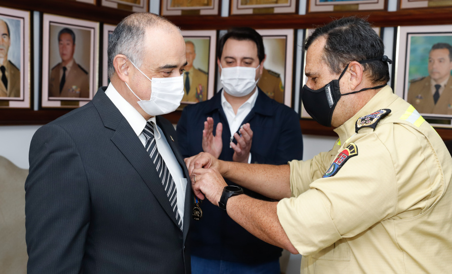 O governador Carlos Massa Ratinho Junior visitou nesta quinta-feira (2) a sede do Comando do Corpo de Bombeiros do Paraná, em Curitiba, e agradeceu o trabalho desempenhado pelas equipes da corporação durante a pandemia provocada pelo novo coronavírus e o ciclone extratropical que atingiu o Sul do País nesta semana. Ele saudou a assistência rápida, a dedicação e a ajuda desses servidores nesse momento de dificuldade. Hoje é o Dia Nacional do Bombeiro.