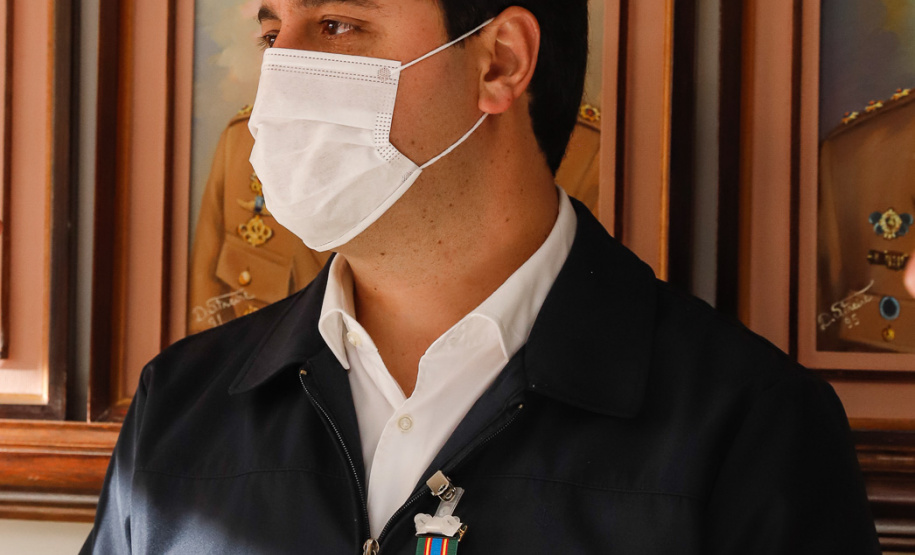 O governador Carlos Massa Ratinho Junior visitou nesta quinta-feira (2) a sede do Comando do Corpo de Bombeiros do Paraná, em Curitiba, e agradeceu o trabalho desempenhado pelas equipes da corporação durante a pandemia provocada pelo novo coronavírus e o ciclone extratropical que atingiu o Sul do País nesta semana. Ele saudou a assistência rápida, a dedicação e a ajuda desses servidores nesse momento de dificuldade. Hoje é o Dia Nacional do Bombeiro.