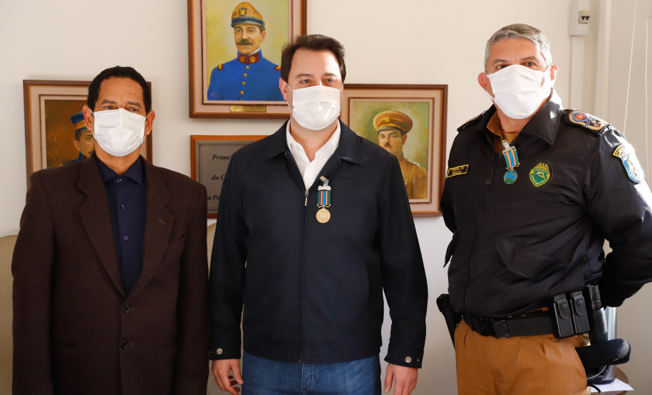 O governador Carlos Massa Ratinho Junior visitou nesta quinta-feira (2) a sede do Comando do Corpo de Bombeiros do Paraná, em Curitiba, e agradeceu o trabalho desempenhado pelas equipes da corporação durante a pandemia provocada pelo novo coronavírus e o ciclone extratropical que atingiu o Sul do País nesta semana. Ele saudou a assistência rápida, a dedicação e a ajuda desses servidores nesse momento de dificuldade. Hoje é o Dia Nacional do Bombeiro.