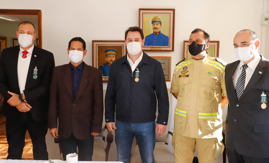 O governador Carlos Massa Ratinho Junior visitou nesta quinta-feira (2) a sede do Comando do Corpo de Bombeiros do Paraná, em Curitiba, e agradeceu o trabalho desempenhado pelas equipes da corporação durante a pandemia provocada pelo novo coronavírus e o ciclone extratropical que atingiu o Sul do País nesta semana. Ele saudou a assistência rápida, a dedicação e a ajuda desses servidores nesse momento de dificuldade. Hoje é o Dia Nacional do Bombeiro.