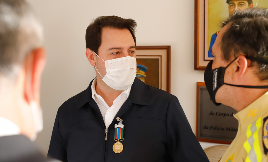 O governador Carlos Massa Ratinho Junior visitou nesta quinta-feira (2) a sede do Comando do Corpo de Bombeiros do Paraná, em Curitiba, e agradeceu o trabalho desempenhado pelas equipes da corporação durante a pandemia provocada pelo novo coronavírus e o ciclone extratropical que atingiu o Sul do País nesta semana. Ele saudou a assistência rápida, a dedicação e a ajuda desses servidores nesse momento de dificuldade. Hoje é o Dia Nacional do Bombeiro.