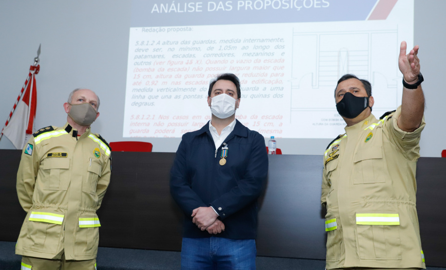 O governador Carlos Massa Ratinho Junior visitou nesta quinta-feira (2) a sede do Comando do Corpo de Bombeiros do Paraná, em Curitiba, e agradeceu o trabalho desempenhado pelas equipes da corporação durante a pandemia provocada pelo novo coronavírus e o ciclone extratropical que atingiu o Sul do País nesta semana. Ele saudou a assistência rápida, a dedicação e a ajuda desses servidores nesse momento de dificuldade. Hoje é o Dia Nacional do Bombeiro.