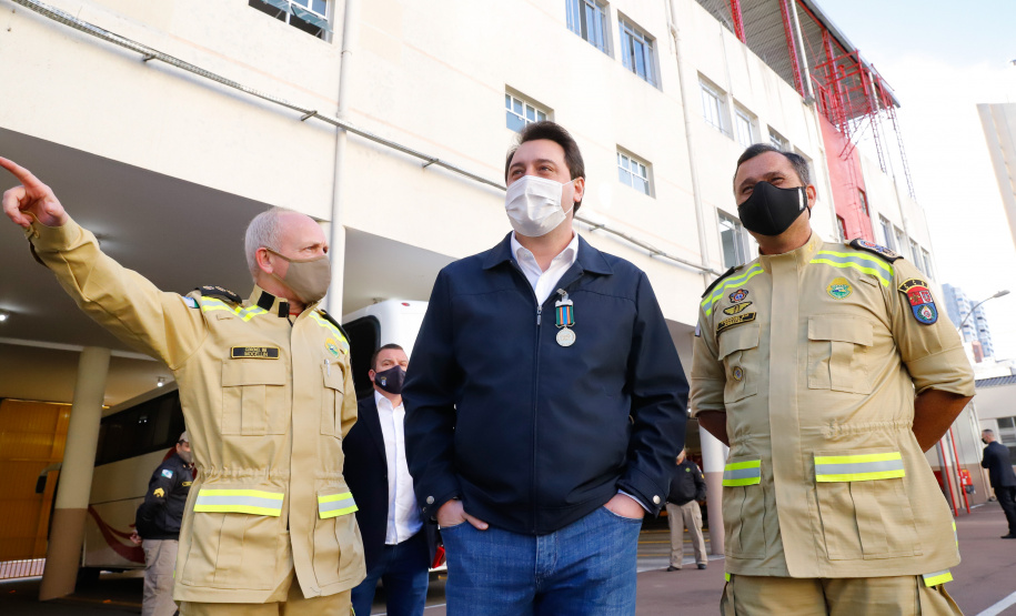 O governador Carlos Massa Ratinho Junior visitou nesta quinta-feira (2) a sede do Comando do Corpo de Bombeiros do Paraná, em Curitiba, e agradeceu o trabalho desempenhado pelas equipes da corporação durante a pandemia provocada pelo novo coronavírus e o ciclone extratropical que atingiu o Sul do País nesta semana. Ele saudou a assistência rápida, a dedicação e a ajuda desses servidores nesse momento de dificuldade. Hoje é o Dia Nacional do Bombeiro.
