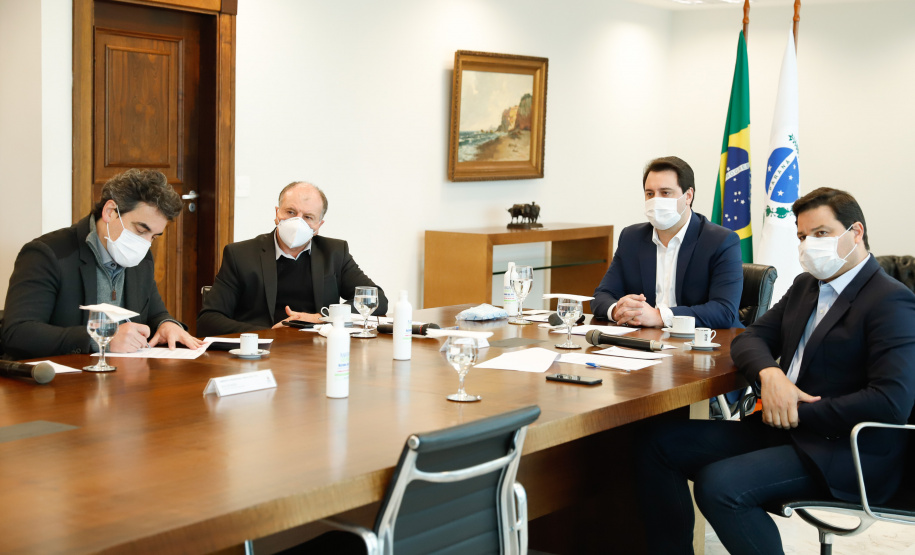 O projeto executivo da revitalização da Avenida Atílio Fontana, em Paranaguá, foi concluído e apresentado nesta quinta-feira (02) em uma reunião virtual que contou com a participação do governador Carlos Massa Ratinho Junior, do secretário de Infraestrutura e Logística, Sandro Alex, do diretor-presidente dos Portos do Paraná, Luiz Fernando Garcia, e do prefeito Marcelo Roque.